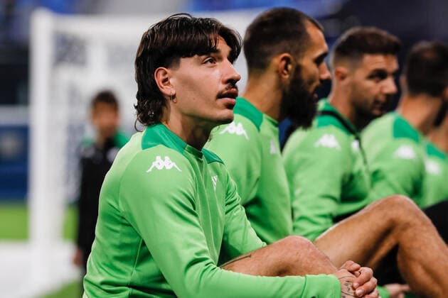 Zenit V Betis: Play-off - UEFA Europa League Hector Bellerin (L) of Real Betis looks on during training session on the eve of the UEFA Europa League play-off first leg match between Zenit St. Petersburg and Real Betis on February 16, 2022 at Gazprom Arena in Saint Petersburg, Russia. Saint Petersburg Russia  Copyright: xMikexKireevx originalFilename:kireev-zenitvbe220216_npUvC.jpg