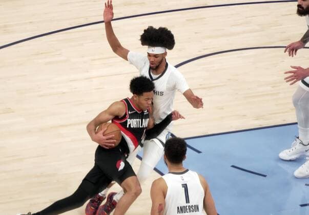 Portland Trailblazers Anfernee Simons (L) pushes past Memphis Grizzlies Ziaire Williams (8) to the basket in the first half of an NBA, Basketball Herren, USA game at FedEx Forum in Memphis, Tennessee, USA, 16, February 2022. Portland Trailblazers at Memphis Grizzlies !ACHTUNG: NUR REDAKTIONELLE NUTZUNG!  Copyright: xKARENxPULFERxFOCHTx AME6406 20220217-68bed4451d8c7d1b17149ee42b587086171523b5