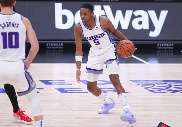CHICAGO, IL - FEBRUARY 16: Sacramento Kings guard De Aaron Fox (5) in action during a NBA, Basketball Herren, USA game between the Sacramento Kings and the Chicago Bulls on February 16, 2022 at the United Center in Chicago, IL. (Photo by Melissa Tamez Icon Sportswire) NBA: FEB 16 Kings at Bulls Icon22021601