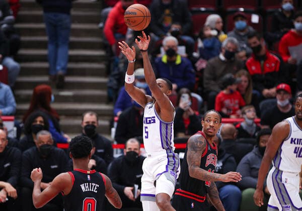 CHICAGO, IL - FEBRUARY 16: Sacramento Kings guard De Aaron Fox (5) shoots the ball in action during a NBA, Basketball Herren, USA game between the Sacramento Kings and the Chicago Bulls on February 16, 2022 at the United Center in Chicago, IL. (Photo by Melissa Tamez Icon Sportswire) NBA: FEB 16 Kings at Bulls Icon22021602