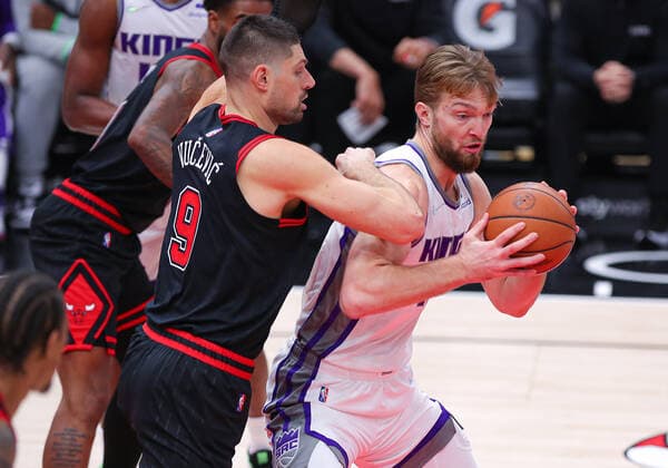 CHICAGO, IL - FEBRUARY 16: Chicago Bulls center Nikola Vucevic (9) posts up against Sacramento Kings forward Domantas Sabonis (11) during a NBA, Basketball Herren, USA game between the Sacramento Kings and the Chicago Bulls on February 16, 2022 at the United Center in Chicago, IL. (Photo by Melissa Tamez Icon Sportswire) NBA: FEB 16 Kings at Bulls Icon22021604
