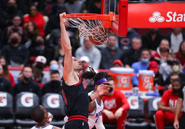 CHICAGO, IL - FEBRUARY 16: Chicago Bulls center Nikola Vucevic (9) slam dunks the ball in action during a NBA, Basketball Herren, USA game between the Sacramento Kings and the Chicago Bulls on February 16, 2022 at the United Center in Chicago, IL. (Photo by Melissa Tamez Icon Sportswire) NBA: FEB 16 Kings at Bulls Icon22021607