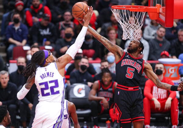 CHICAGO, IL - FEBRUARY 16: Chicago Bulls forward Derrick Jones Jr. (5) an dSacramento Kings center Richaun Holmes (22) go after a rebound during a NBA, Basketball Herren, USA game between the Sacramento Kings and the Chicago Bulls on February 16, 2022 at the United Center in Chicago, IL. (Photo by Melissa Tamez Icon Sportswire) NBA: FEB 16 Kings at Bulls Icon22021610