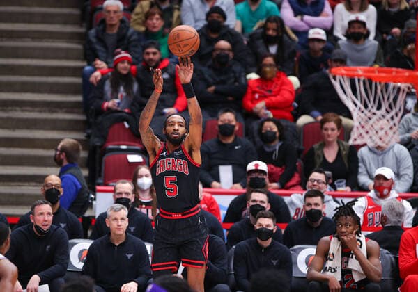 CHICAGO, IL - FEBRUARY 16: Chicago Bulls forward Derrick Jones Jr. (5) shoots a three point basket during a NBA, Basketball Herren, USA game between the Sacramento Kings and the Chicago Bulls on February 16, 2022 at the United Center in Chicago, IL. (Photo by Melissa Tamez Icon Sportswire) NBA: FEB 16 Kings at Bulls Icon22021611