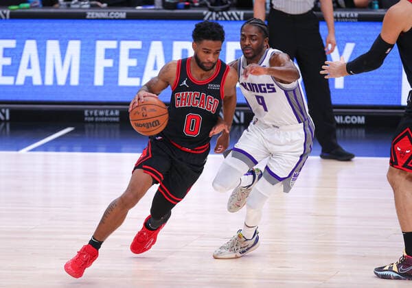 CHICAGO, IL - FEBRUARY 16: Sacramento Kings Guard Justin Holiday (9) guards Chicago Bulls guard Coby White (0) in action during a NBA, Basketball Herren, USA game between the Sacramento Kings and the Chicago Bulls on February 16, 2022 at the United Center in Chicago, IL. (Photo by Melissa Tamez Icon Sportswire) NBA: FEB 16 Kings at Bulls Icon22021614
