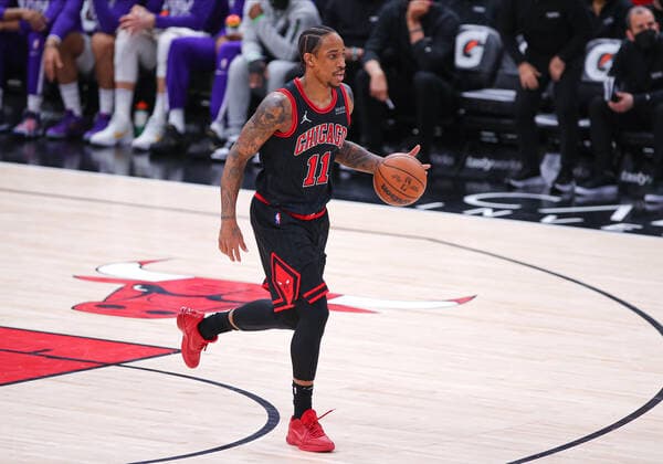CHICAGO, IL - FEBRUARY 16: Chicago Bulls forward DeMar DeRozan (11) brings the ball up court during a NBA, Basketball Herren, USA game between the Sacramento Kings and the Chicago Bulls on February 16, 2022 at the United Center in Chicago, IL. (Photo by Melissa Tamez Icon Sportswire) NBA: FEB 16 Kings at Bulls Icon22021615