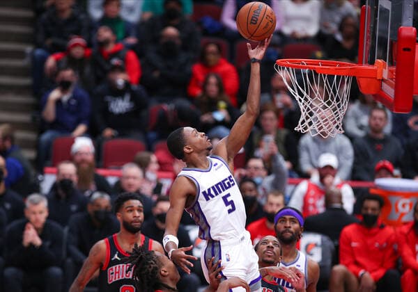 CHICAGO, IL - FEBRUARY 16: San Antonio Spurs guard Dejounte Murray (5) drives to the basket for a layup during a NBA, Basketball Herren, USA game between the Sacramento Kings and the Chicago Bulls on February 16, 2022 at the United Center in Chicago, IL. (Photo by Melissa Tamez Icon Sportswire) NBA: FEB 16 Kings at Bulls Icon22021616