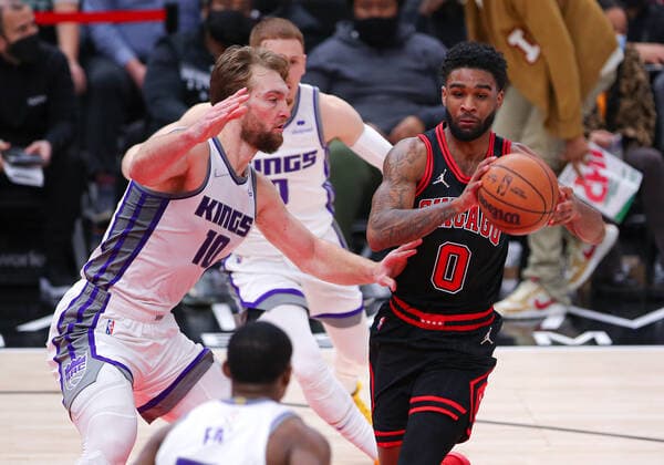 CHICAGO, IL - FEBRUARY 16: Sacramento Kings Center Domantas Sabonis (10) guards Chicago Bulls guard Coby White (0) during a NBA, Basketball Herren, USA game between the Sacramento Kings and the Chicago Bulls on February 16, 2022 at the United Center in Chicago, IL. (Photo by Melissa Tamez Icon Sportswire) NBA: FEB 16 Kings at Bulls Icon22021617