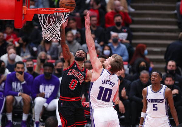 CHICAGO, IL - FEBRUARY 16: Chicago Bulls guard Coby White (0) drives to the basket for a layup during a NBA, Basketball Herren, USA game between the Sacramento Kings and the Chicago Bulls on February 16, 2022 at the United Center in Chicago, IL. (Photo by Melissa Tamez Icon Sportswire) NBA: FEB 16 Kings at Bulls Icon22021618