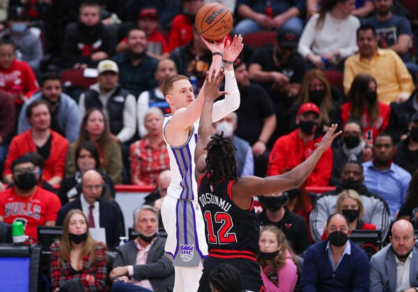 CHICAGO, IL - FEBRUARY 16: Sacramento Kings guard Donte DiVincenzo (0) shoots a three point basket during a NBA, Basketball Herren, USA game between the Sacramento Kings and the Chicago Bulls on February 16, 2022 at the United Center in Chicago, IL. (Photo by Melissa Tamez Icon Sportswire) NBA: FEB 16 Kings at Bulls Icon22021620