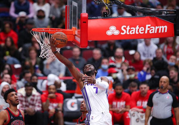 CHICAGO, IL - FEBRUARY 16: Sacramento Kings forward Chimezie Metu (7) goes under the basket for a layup during a NBA, Basketball Herren, USA game between the Sacramento Kings and the Chicago Bulls on February 16, 2022 at the United Center in Chicago, IL. (Photo by Melissa Tamez Icon Sportswire) NBA: FEB 16 Kings at Bulls Icon22021622