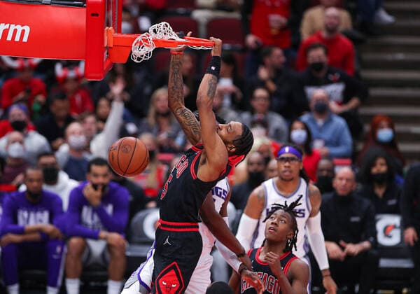 CHICAGO, IL - FEBRUARY 16: Chicago Bulls forward Derrick Jones Jr. (5) slam dunks the ball in action during a NBA, Basketball Herren, USA game between the Sacramento Kings and the Chicago Bulls on February 16, 2022 at the United Center in Chicago, IL. (Photo by Melissa Tamez Icon Sportswire) NBA: FEB 16 Kings at Bulls Icon22021625