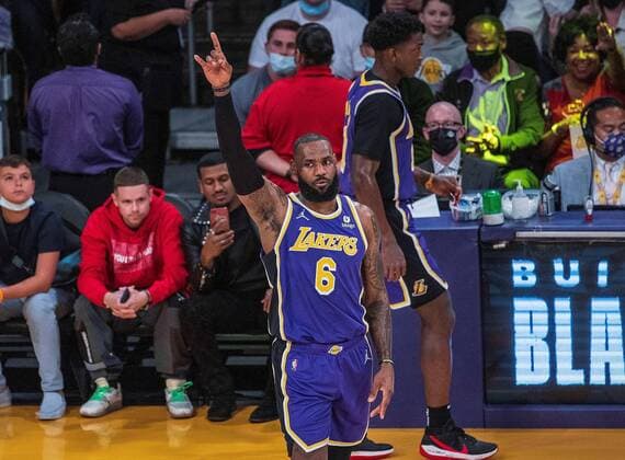 LeBron James 6 of the Los Angeles Lakers is recognized for most points of all-time in regular season and playoff games during the NBA, Basketball Herren, USA game between Los Angeles Lakers and Utah Jazz, at Crypto.com Arena in Los Angeles, California, United States, 16 February 2022. Los Angeles Lakers vs. Utah Jazz !ACHTUNG: NUR REDAKTIONELLE NUTZUNG!  Copyright: xJavierxRojasx AME6437 20220217-6b4794b30f5e2f2f751ba5c787c1694d408a935b