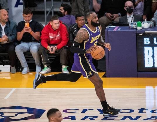 LeBron James 6 of the Los Angeles Lakers advances with the ball during the NBA, Basketball Herren, USA game between Los Angeles Lakers and Utah Jazz, at Crypto.com Arena in Los Angeles, California, United States, 16 February 2022. Los Angeles Lakers vs. Utah Jazz !ACHTUNG: NUR REDAKTIONELLE NUTZUNG!  Copyright: xJavierxRojasx AME6436 20220217-ae8a544a4a787208ba240a461a5491d208fea216