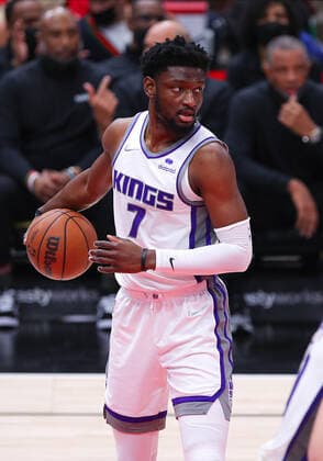 CHICAGO, IL - FEBRUARY 16: Sacramento Kings forward Chimezie Metu (7) looks on during a NBA, Basketball Herren, USA game between the Sacramento Kings and the Chicago Bulls on February 16, 2022 at the United Center in Chicago, IL. (Photo by Melissa Tamez Icon Sportswire) NBA: FEB 16 Kings at Bulls Icon22021627