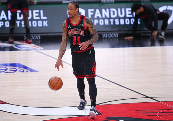 CHICAGO, IL - FEBRUARY 16: Chicago Bulls forward DeMar DeRozan (11) dribbles the ball in action during a NBA, Basketball Herren, USA game between the Sacramento Kings and the Chicago Bulls on February 16, 2022 at the United Center in Chicago, IL. (Photo by Melissa Tamez Icon Sportswire) NBA: FEB 16 Kings at Bulls Icon22021628