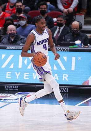 CHICAGO, IL - FEBRUARY 16: Sacramento Kings Guard Justin Holiday (9) brings the ball up court during a NBA, Basketball Herren, USA game between the Sacramento Kings and the Chicago Bulls on February 16, 2022 at the United Center in Chicago, IL. (Photo by Melissa Tamez Icon Sportswire) NBA: FEB 16 Kings at Bulls Icon22021630