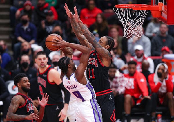 CHICAGO, IL - FEBRUARY 16: Chicago Bulls forward DeMar DeRozan (11) and Sacramento Kings Guard Justin Holiday (9) in action during a NBA, Basketball Herren, USA game between the Sacramento Kings and the Chicago Bulls on February 16, 2022 at the United Center in Chicago, IL. (Photo by Melissa Tamez Icon Sportswire) NBA: FEB 16 Kings at Bulls Icon22021631