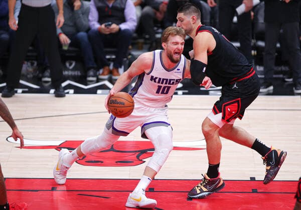 CHICAGO, IL - FEBRUARY 16: Chicago Bulls center Nikola Vucevic (9) posts up against Sacramento Kings Center Domantas Sabonis (10) during a NBA, Basketball Herren, USA game between the Sacramento Kings and the Chicago Bulls on February 16, 2022 at the United Center in Chicago, IL. (Photo by Melissa Tamez Icon Sportswire) NBA: FEB 16 Kings at Bulls Icon22021634