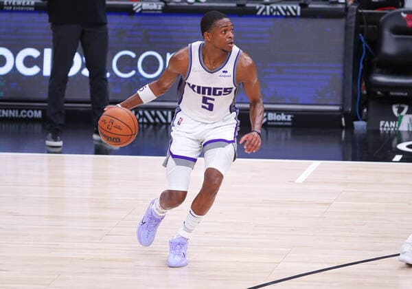 CHICAGO, IL - FEBRUARY 16: Sacramento Kings guard De Aaron Fox (5) in action during a NBA, Basketball Herren, USA game between the Sacramento Kings and the Chicago Bulls on February 16, 2022 at the United Center in Chicago, IL. (Photo by Melissa Tamez Icon Sportswire) NBA: FEB 16 Kings at Bulls Icon22021635