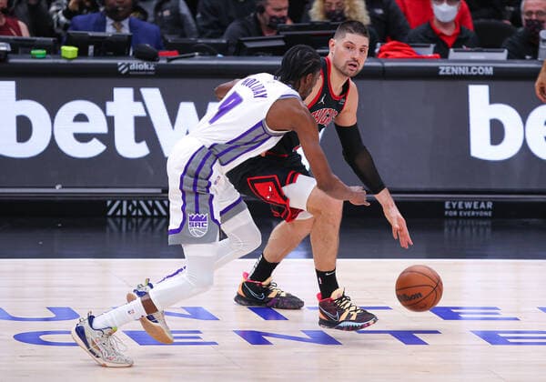 CHICAGO, IL - FEBRUARY 16: Sacramento Kings Guard Justin Holiday (9) posts up against Chicago Bulls center Nikola Vucevic (9) during a NBA, Basketball Herren, USA game between the Sacramento Kings and the Chicago Bulls on February 16, 2022 at the United Center in Chicago, IL. (Photo by Melissa Tamez Icon Sportswire) NBA: FEB 16 Kings at Bulls Icon22021636
