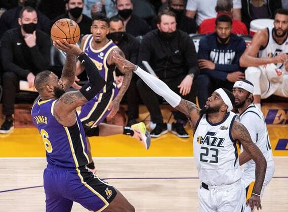 Sport Themen der Woche KW 07 Sport Bilder des Tages LeBron James 6 of the Los Angeles Lakers takes a shot over Royce O Neale 23 of the Utah Jazz during the NBA, Basketball Herren, USA game between Los Angeles Lakers and Utah Jazz, at Crypto.com Arena in Los Angeles, California, United States, 16 February 2022. Los Angeles Lakers vs. Utah Jazz !ACHTUNG: NUR REDAKTIONELLE NUTZUNG!  Copyright: xJavierxRojasx AME6439 20220217-2c16ca07269132e64d5d873f79b432609be961c5