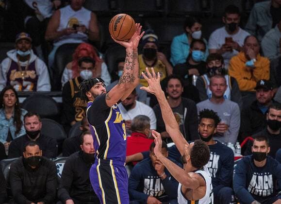 Anthony Davis (L) of the Los Angeles Lakers puts a shot over Rudy Gobert of the Utah Jazz during a NBA, Basketball Herren, USA game at Crypto.com Arena in Los Angeles, California, United States, 16 February 2022. Los Angeles Lakers vs. Utah Jazz !ACHTUNG: NUR REDAKTIONELLE NUTZUNG!  Copyright: xJavierxRojasx AME6468 20220217-3020ed2b7aabf4615af000e327cc1406e51fa176