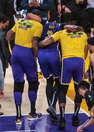 Anthony Davis (C) of the Los Angeles Lakers is carried of the court after an ankle injury during a NBA, Basketball Herren, USA game against the Utah Jazz at Crypto.com Arena in Los Angeles, California, United States, 16 February 2022. Los Angeles Lakers vs. Utah Jazz !ACHTUNG: NUR REDAKTIONELLE NUTZUNG!  Copyright: xJavierxRojasx AME6462 20220217-e5343bebf3ef345ee9acca586cf31185bbb54d9f