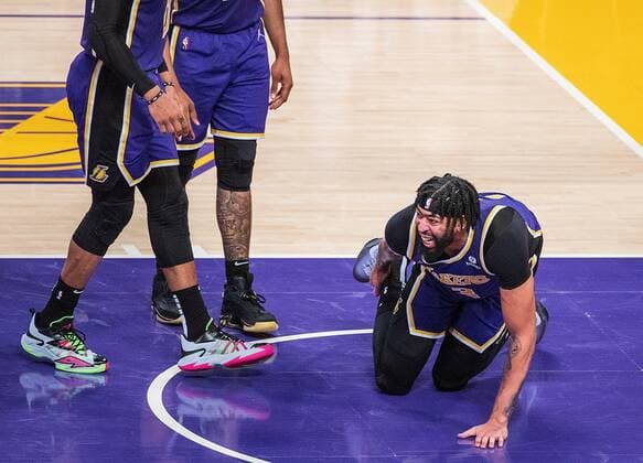 Anthony Davis (R) of the Los Angeles Lakers complaints of an ankle injury during a NBA, Basketball Herren, USA game against the Utah Jazz at Crypto.com Arena in Los Angeles, California, United States, 16 February 2022. Los Angeles Lakers vs. Utah Jazz !ACHTUNG: NUR REDAKTIONELLE NUTZUNG!  Copyright: xJavierxRojasx AME6459 20220217-c898fa0991f16b5dbaba4201911df16d8e406091