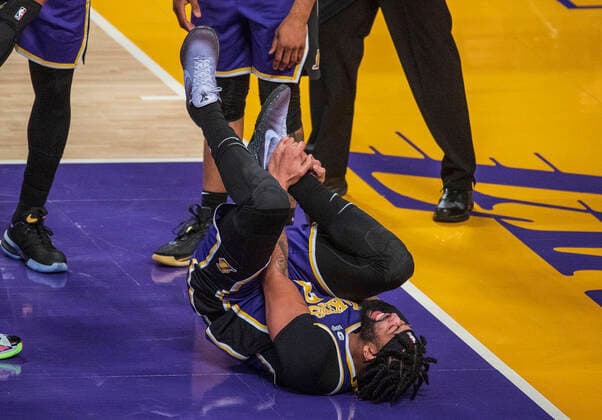 February 16, 2022, Los Angeles, California, USA: Anthony Davis 3 of the Los Angeles Lakers goes down in pain after injuring his ankle on an offensive rebound in the second quarter of their NBA, Basketball Herren, USA home game against the Utah Jazz on Wednesday February 16, 2022 at Crypto.com Arena in Los Angeles, California. PI Los Angeles USA - ZUMAp124 20220216_zaa_p124_024 Copyright: xJAVIERxROJASx