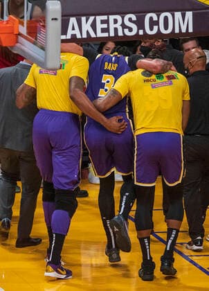 February 16, 2022, Los Angeles, California, USA: Anthony Davis 3 of the Los Angeles Lakers is carried of the court after an ankle injury in the second quarter of their NBA, Basketball Herren, USA home game against the Utah Jazz on Wednesday February 16, 2022 at Crypto.com Arena in Los Angeles, California. PI Los Angeles USA - ZUMAp124 20220216_zaa_p124_025 Copyright: xJAVIERxROJASx
