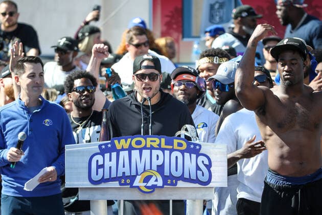 Bilder des Jahres 2022, Sport 02 Februar Sport Themen der Woche KW 07 Sport Bilder des Tages LOS ANGELES, CA - FEBRUARY 16: Los Angeles Rams quarterback Matthew Stafford 9 during the Los Angeles Rams Super Bowl LVI Championship parade on February 16, 2022, at the Los Angeles Memorial Coliseum in Los Angeles, CA. (Photo by Jevone Moore Icon Sportswire) NFL, American Football Herren, USA FEB 16 Rams Super Bowl LVI Championship Parade Icon2202160681