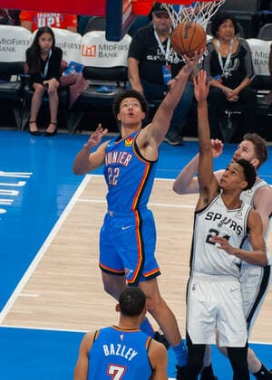 OKLAHOMA CITY, OK - FEBRUARY 16: Oklahoma City Thunder Isiah Roby (22) goes up for two points versus San Antonio Spurs on February 16, 2022, at the Paycom Center in Oklahoma City, Oklahoma. (Photo by Torrey Purvey Icon Sportswire) NBA, Basketball Herren, USA FEB 16 Spurs at Thunder Icon190721030946