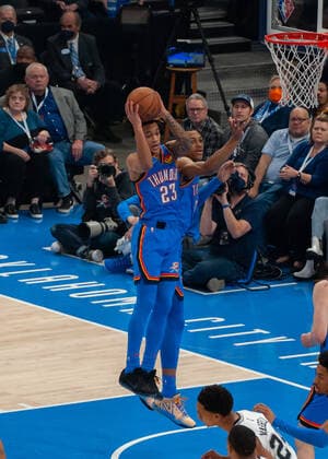 OKLAHOMA CITY, OK - FEBRUARY 16: Oklahoma City Thunder Tre Mann (23) grabbing a rebound versus San Antonio Spurs on February 16, 2022, at the Paycom Center in Oklahoma City, Oklahoma. (Photo by Torrey Purvey Icon Sportswire) NBA, Basketball Herren, USA FEB 16 Spurs at Thunder Icon190721030949