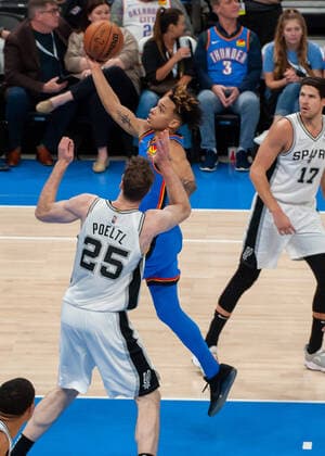 OKLAHOMA CITY, OK - FEBRUARY 16: Oklahoma City Thunder Tre Mann (23) laying the ball up versus San Antonio Spurs on February 16, 2022, at the Paycom Center in Oklahoma City, Oklahoma. (Photo by Torrey Purvey Icon Sportswire) NBA, Basketball Herren, USA FEB 16 Spurs at Thunder Icon190721030950