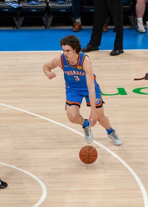 OKLAHOMA CITY, OK - FEBRUARY 16: Oklahoma City Thunder Josh Giddy (3) making his move towards the basket versus San Antonio Spurs on February 16, 2022, at the Paycom Center in Oklahoma City, Oklahoma. (Photo by Torrey Purvey Icon Sportswire) NBA, Basketball Herren, USA FEB 16 Spurs at Thunder Icon190721030951