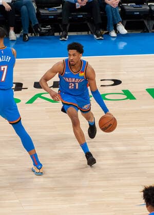OKLAHOMA CITY, OK - FEBRUARY 16: Oklahoma City Thunder Aaron Wiggins (21) looking to make a play versus San Antonio Spurs on February 16, 2022, at the Paycom Center in Oklahoma City, Oklahoma. (Photo by Torrey Purvey Icon Sportswire) NBA, Basketball Herren, USA FEB 16 Spurs at Thunder Icon190721030957