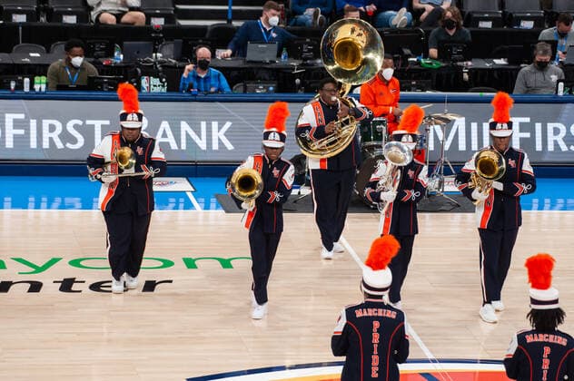 OKLAHOMA CITY, OK - FEBRUARY 16: Langston University Marching Band performing halftime of the Oklahoma City Thunder versus San Antonio Spurs on February 16, 2022, at the Paycom Center in Oklahoma City, Oklahoma. (Photo by Torrey Purvey Icon Sportswire) NBA, Basketball Herren, USA FEB 16 Spurs at Thunder Icon190721080960