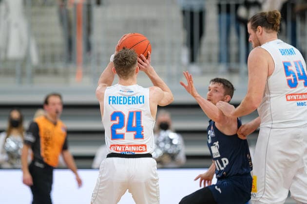 Vincent Friederici Syntainics MBC, 24 in duel with Leon Friederici MLP Academics Heidelberg, 30 , MLP Academics Heidelberg vs Syntainics MBC, basketball, easyCredit Bundesliga, 22 matchday, season 2021 2022, 16 02 2022, MLP Academics Heidelberg vs Syntainics MBC, basketball, easyCredit Bundesliga, 22 matchday, season 2021 2022, 16 02 2022, Heidelberg Copyright: xEibner-Pressefotox EP_EER