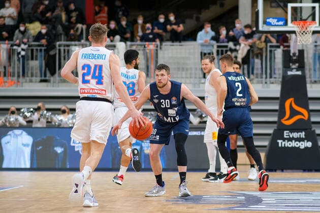 Leon Friederici MLP Academics Heidelberg, 30 in duel with Vincent Friederici Syntainics MBC, 24 , MLP Academics Heidelberg vs Syntainics MBC, basketball, easyCredit Bundesliga, 22 matchday, season 2021 2022, 16 02 2022, MLP Academics Heidelberg vs Syntainics MBC, basketball, easyCredit Bundesliga, 22 matchday, season 2021 2022, 16 02 2022, Heidelberg Copyright: xEibner-Pressefotox EP_EER