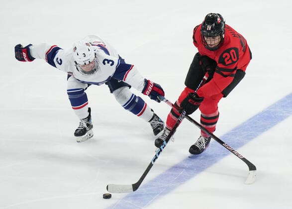 (220217) -- BEIJING, Feb. 17, 2022 -- Sarah Nurse (R) of Canada vies with Cayla Barnes of the United States during the Ice hockey, Eishockey women s gold medal game of Beijing 2022 Winter Olympics between Canada and the United States at Wukesong Sports Centre in Beijing, capital of China, Feb. 17, 2022. ) (BEIJING2022)CHINA-BEIJING-OLYMPIC Winter games, Winterspiele,Spiele, Summer games ICE HOCKEY-WOMEN S GOLD MEDAL GAME-CAN VS USA (CN) MengxYongmin 