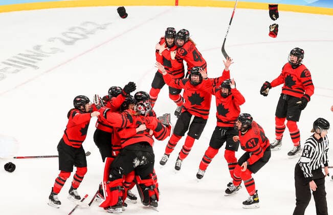 BEIJING, CHINA - FEBRUARY 17, 2022: Members of the Canadian women s Ice hockey, Eishockey team celebrate victory over the US in their gold medal match at the Wukesong Arena as part of the 2022 Winter Olympic Games, Olympische Spiele, Olympia, OS Canada won 3-2. Sergei Bobylev TASS  TS123B7D