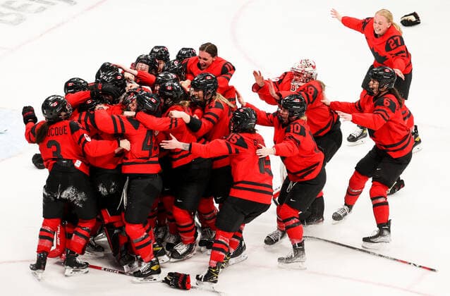 BEIJING, CHINA - FEBRUARY 17, 2022: Members of the Canadian women s Ice hockey, Eishockey team celebrate victory over the US in their gold medal match at the Wukesong Arena as part of the 2022 Winter Olympic Games, Olympische Spiele, Olympia, OS Canada won 3-2. Sergei Bobylev TASS  TS123B8D