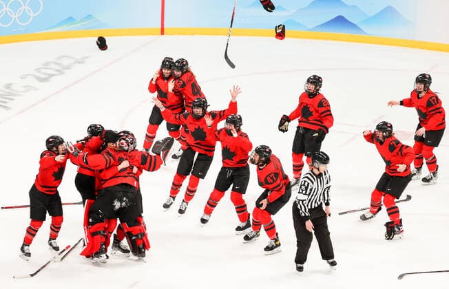 BEIJING, CHINA - FEBRUARY 17, 2022: Members of the Canadian women s Ice hockey, Eishockey team celebrate victory over the US in their gold medal match at the Wukesong Arena as part of the 2022 Winter Olympic Games, Olympische Spiele, Olympia, OS Canada won 3-2. Sergei Bobylev TASS  TS123B94