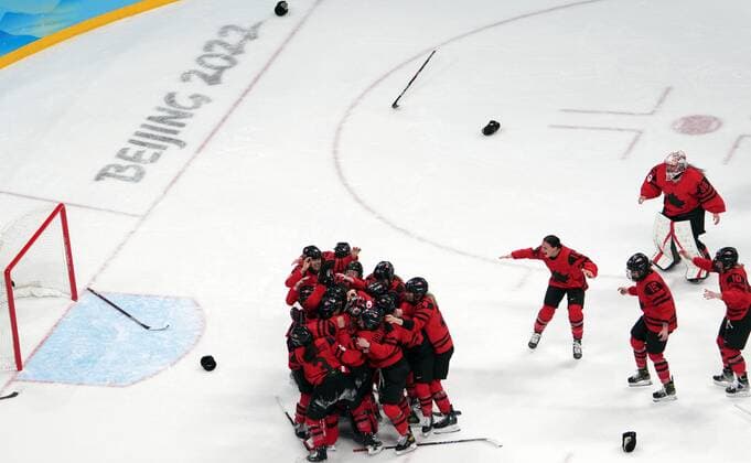 China Olympics 2022 Ice hockey, Eishockey Women Canada - US 8117720 17.02.2022 Canada s players celebrate a team s victory in the women s ice hockey gold medal match between Canada and the United States during the Beijing 2022 Winter Olympic Games, Olympische Spiele, Olympia, OS at Wukesong Sports Centre in Beijing, China. Alexander Vilf Sputnik Beijing China  Copyright: xAlexanderxVilfx