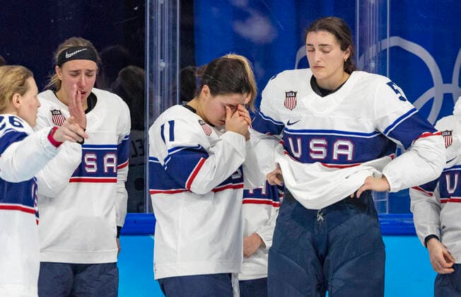 February 17, 2022, BEIJING, HEBEI, China: Wukesong Sports Centre: Ice hockey, Eishockey ¢â‚¬WomenÃ¢â‚¬â ¢s GOLD match USA vs Canada. USAÃ¢â‚¬â ¢s dejected team after the loss. Beijing 2022: Ice Hockey Women s  - ZUMAa35_ 20220217_zaf_a35_015 Copyright: xDanielxA.xAndersonx