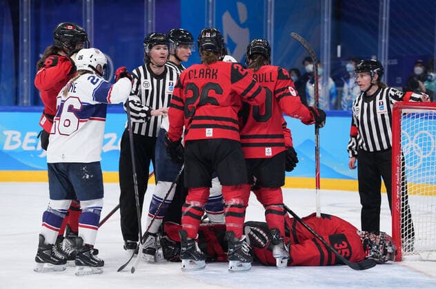 (220217) -- BEIJING, Feb. 17, 2022 -- Athletes of Canada and the United States clash during the Ice hockey, Eishockey women s gold medal game of Beijing 2022 Winter Olympics between Canada and the United States at Wukesong Sports Centre in Beijing, capital of China, Feb. 17, 2022. ) (BEIJING2022)CHINA-BEIJING-OLYMPIC Winter games, Winterspiele,Spiele, Summer games ICE HOCKEY-WOMEN S GOLD MEDAL GAME-CAN VS USA (CN) DuxYu 