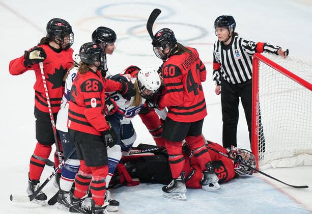 (220217) -- BEIJING, Feb. 17, 2022 -- Athletes of Canada and the United States clash during the Ice hockey, Eishockey women s gold medal game of Beijing 2022 Winter Olympics between Canada and the United States at Wukesong Sports Centre in Beijing, capital of China, Feb. 17, 2022. ) (BEIJING2022)CHINA-BEIJING-OLYMPIC Winter games, Winterspiele,Spiele, Summer games ICE HOCKEY-WOMEN S GOLD MEDAL GAME-CAN VS USA (CN) MengxYongmin 