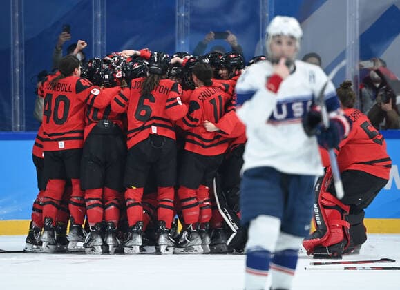 (220217) -- BEIJING, Feb. 17, 2022 -- Athletes of Canada celebrate after the Ice hockey, Eishockey women s gold medal game of Beijing 2022 Winter Olympics between Canada and the United States at Wukesong Sports Centre in Beijing, capital of China, Feb. 17, 2022. ) (BEIJING2022)CHINA-BEIJING-OLYMPIC Winter games, Winterspiele,Spiele, Summer games ICE HOCKEY-WOMEN S GOLD MEDAL GAME-CAN VS USA (CN) HuangxZongzhi 