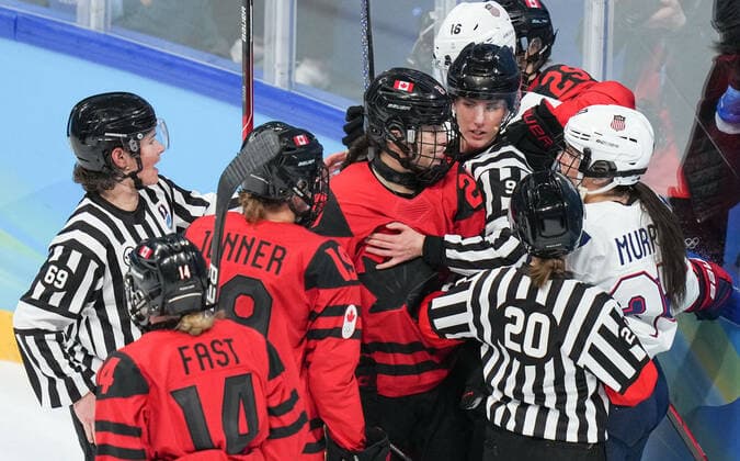 (220217) -- BEIJING, Feb. 17, 2022 -- Athletes argue during the Ice hockey, Eishockey women s Gold medal game of Beijing 2022 Winter Olympics between Canada and the United States at Wukesong Sports Centre in Beijing, capital of China, Feb. 17, 2022. ) (BEIJING2022)CHINA-BEIJING-OLYMPIC Winter games, Winterspiele,Spiele, Summer games ICE HOCKEY-WOMEN S GOLD MEDAL GAME-CAN VS USA (CN) MengxYongmin 